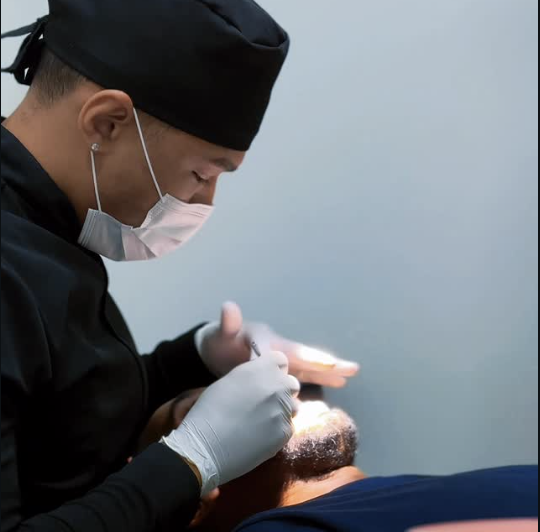 Profissional realizando atendimento odontológico